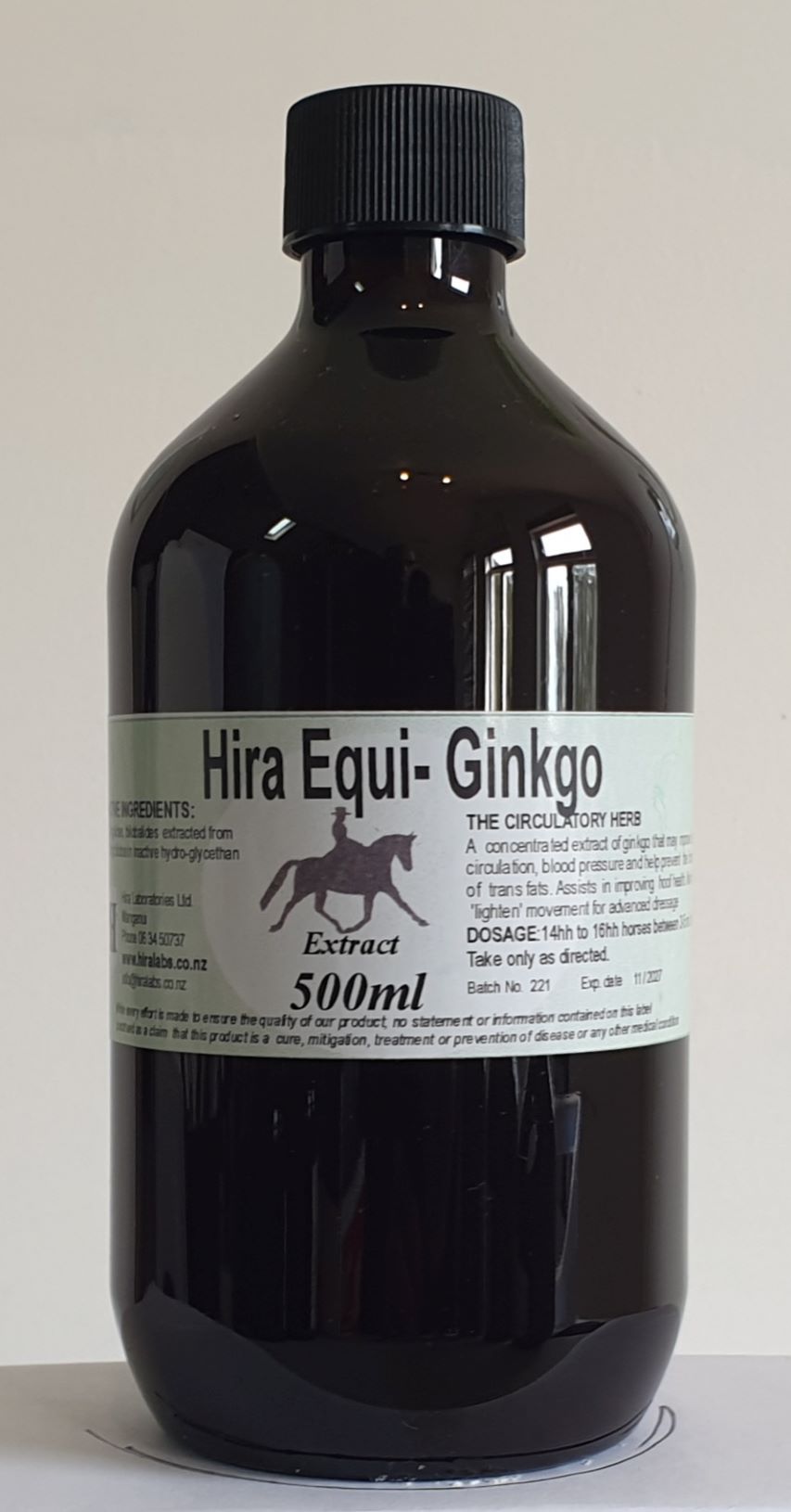 An amber bottle contains 500ml Ginkgo extract